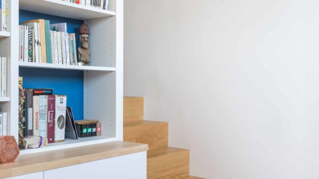 Escalier menant à la mezzanine avec marche « tiroir »